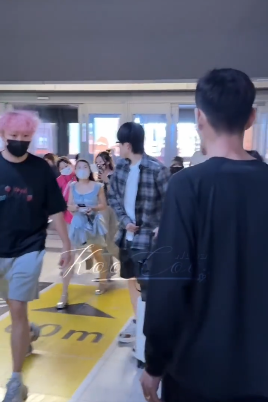 追了上来, 工作人员则, 而另一位女 追了上来, 工作人员则, 而另一位女