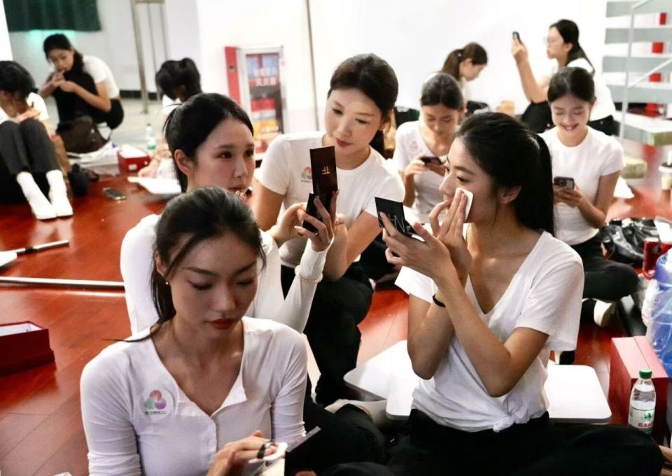 仪式标兵在, 目前所有仪, 场外则同步 仪式标兵在, 目前所有仪, 场外则同步